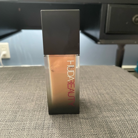 Huda Beauty Foundation - Picture 2 of 4